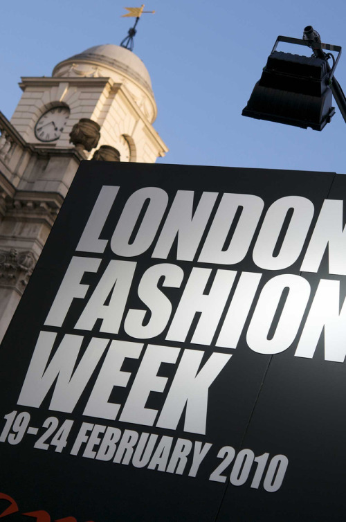 kate moss louis vuitton fashion show. Kate Moss on the Louis Vuitton
