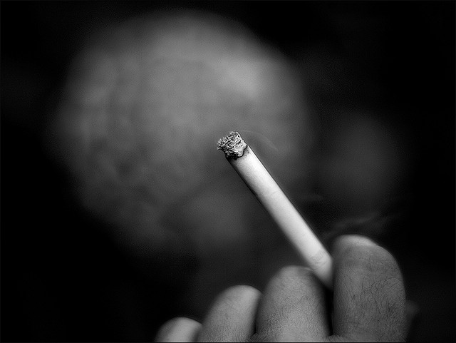 Resultado de imagem para cigarro fumando foto